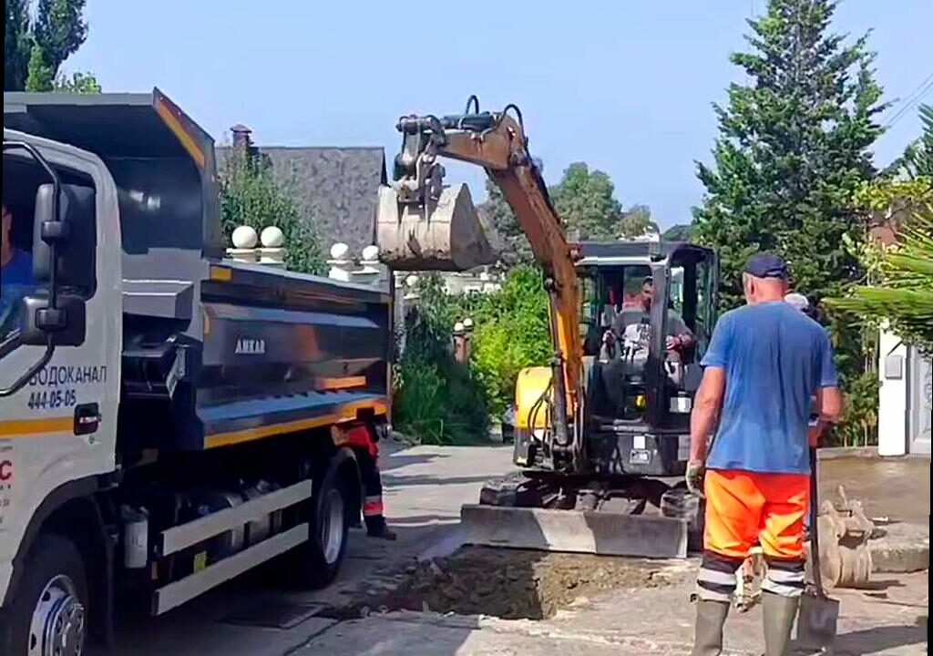 Сочинский Водоканал устраняет проблему на улице Рахманинова