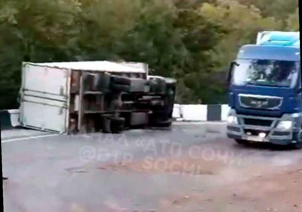 Грузовик перевернулся на трассе в Сочи