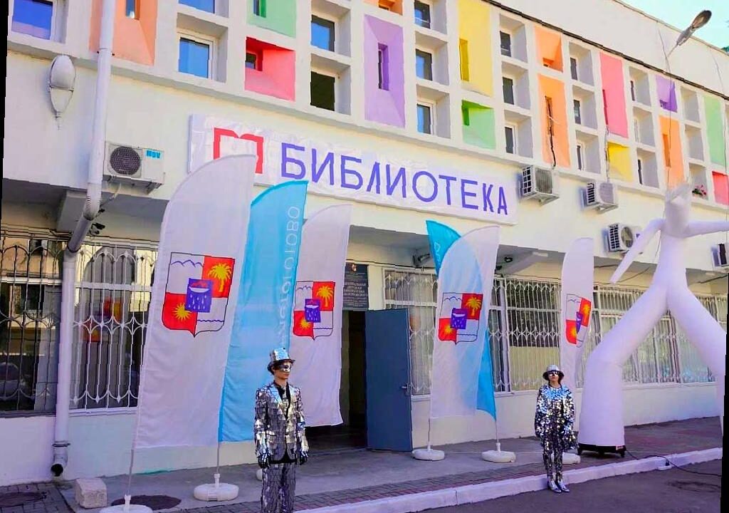 В Сочи открыли улучшенную детскую библиотеку на улице Горького, которая сочетает в себе традиционные и цифровые возможности. В рамках модернизации провели ремонт, обновили мебель и установили новое оборудование, включая мультимедийную технику и интерактивное оборудование.