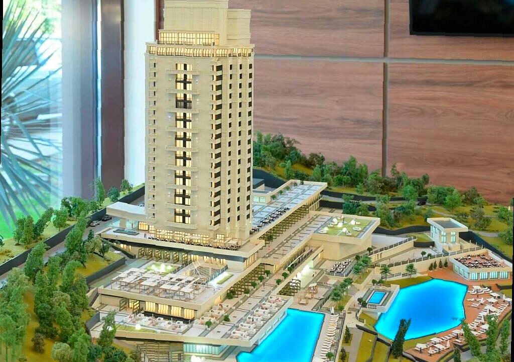 В центре Сочи открылся обновленный парк-отель, который стал частью многофункционального оздоровительного кластера. Бывший пансионат «Нева», построенный в 1979 году на 4,7 гектарах земли, претерпел масштабную реконструкцию, начатую в 2020 году. Старое здание было преобразовано в современный объект с высокими стандартами гостеприимства. Были обновлены инженерные сети, изменено внутреннее пространство и создано более 300 номеров четырех категорий. На территории отеля представлены более 100 видов растений-эндемиков.