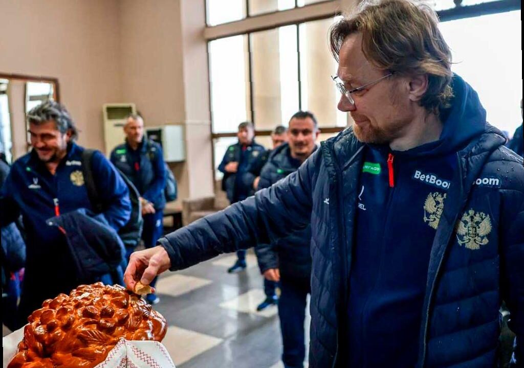 Футболные сборные России и Перу прибыли в Сочи для товарищеского матча