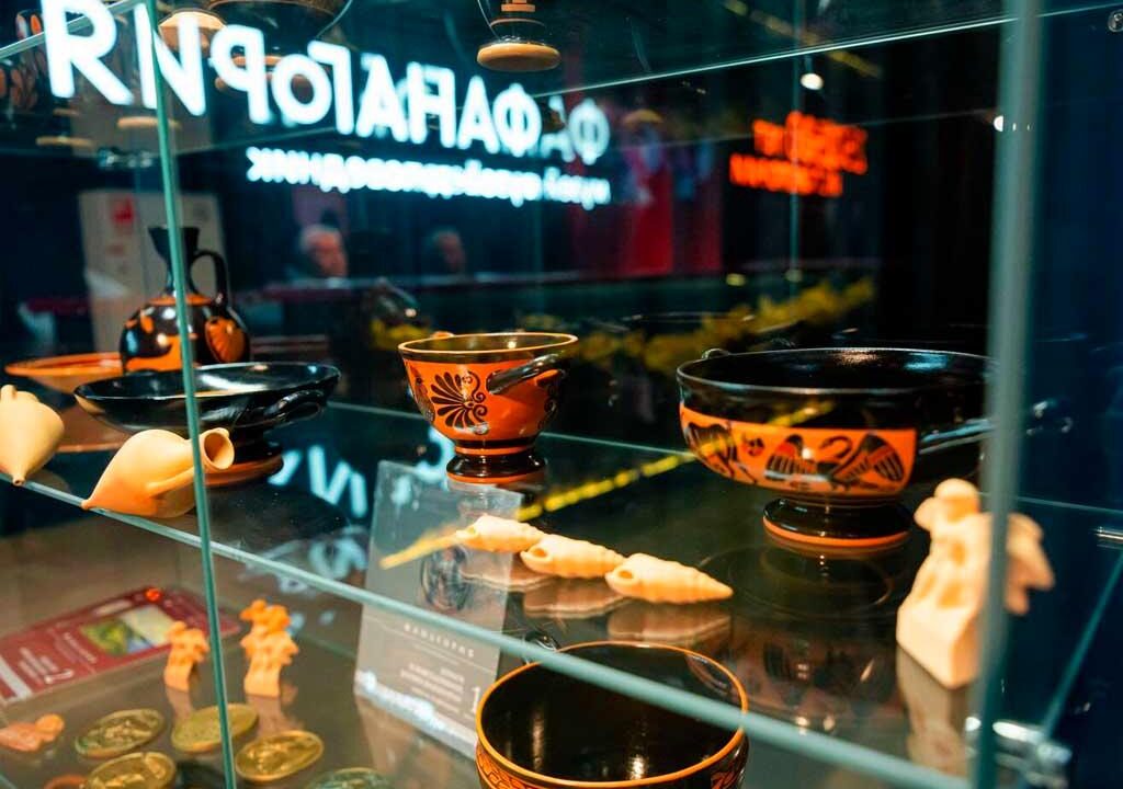 Уникальная выставка в Сириусе о древних греческих праздниках