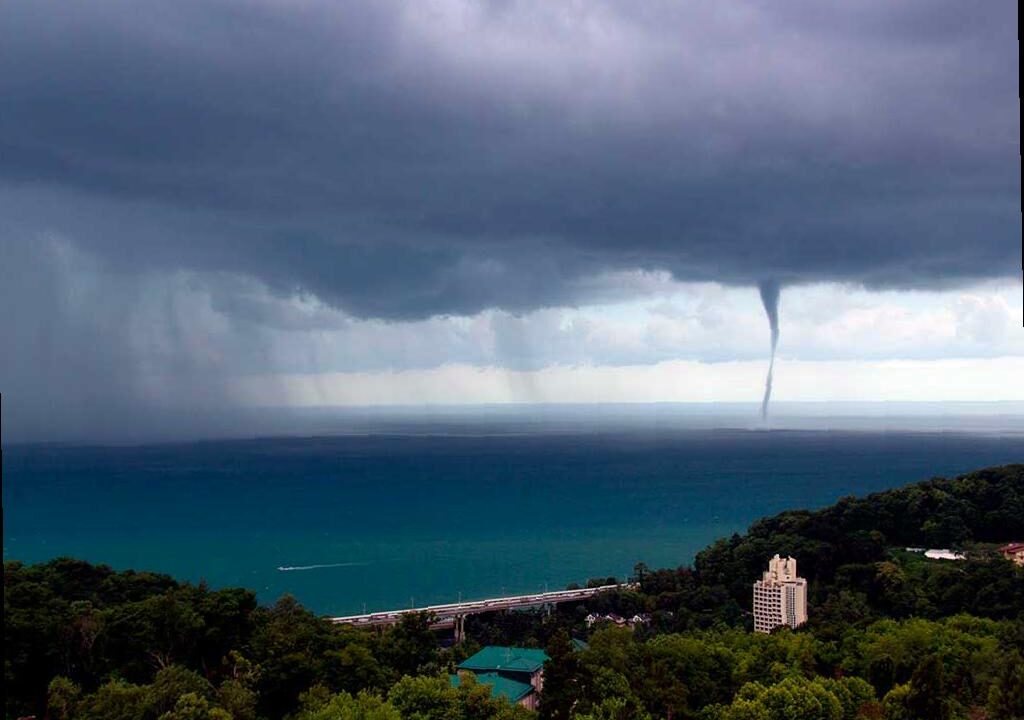 Штормовое предупреждение в Сочи: лавины в горах и смерчи над морем