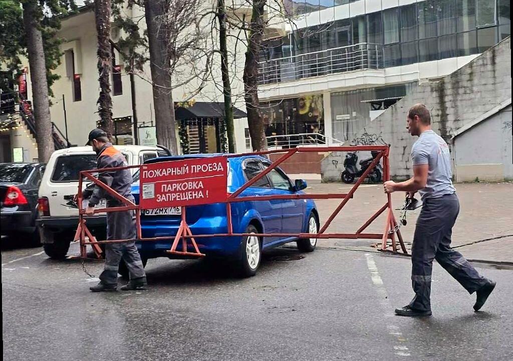 В Сочи убирают незаконные парковочные заграждения