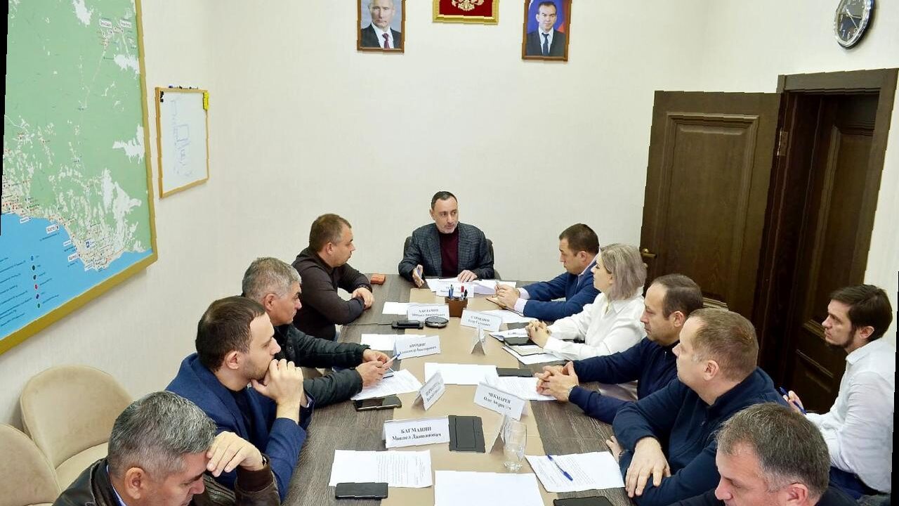 «Виктор Тепляков провел встречу о проблеме парковки у реки Сочи»