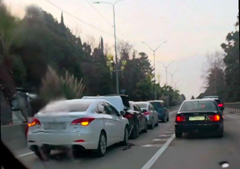 Сразу четыре машины столкнулись в цепочку в Адлере