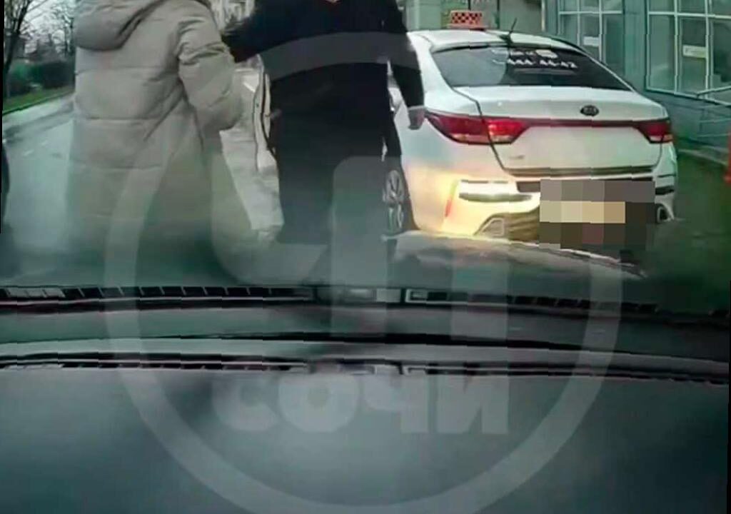 В Сочи произошел инцидент из-за парковки, полиция разбирается в ситуации