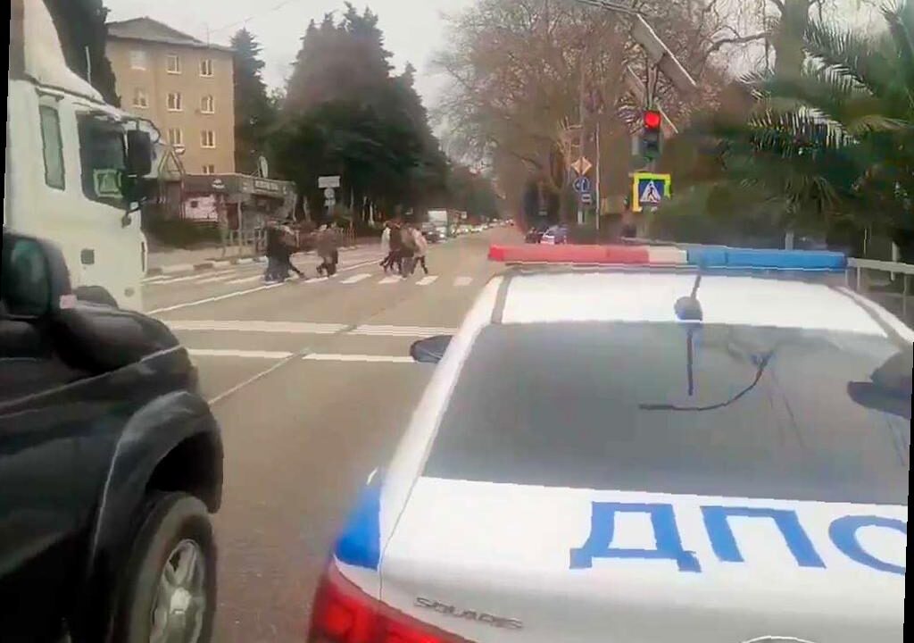 Инспекторы в Сочи пропагандируют безопасное поведение на дороге через громкоговорители