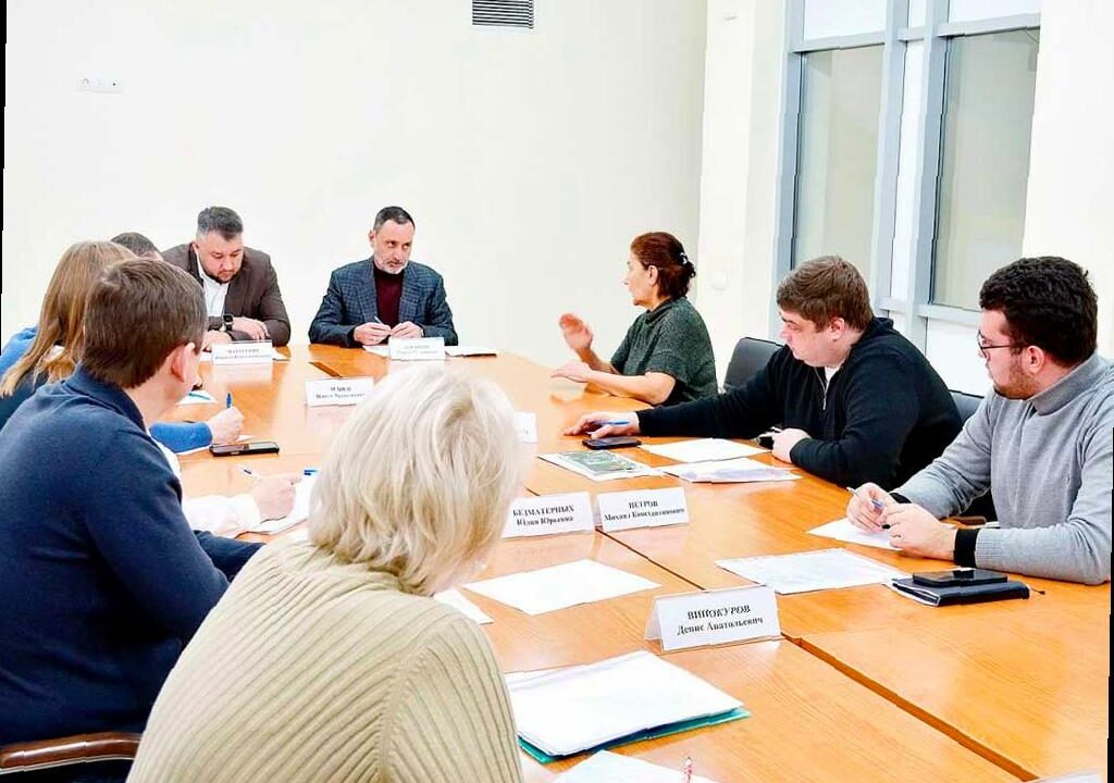 Депутат Виктор Тепляков провел прием жителей Центрального района Сочи совместно с депутатом Горсобрания Кириллом Матусевичем и представителями мэрии и сетевых организаций. Одной из проблем, выдвинутых жителями, стал аварийный участок водовода. Было принято решение определить собственника коммуникаций и, если нужно, взять объект на баланс для ремонта.