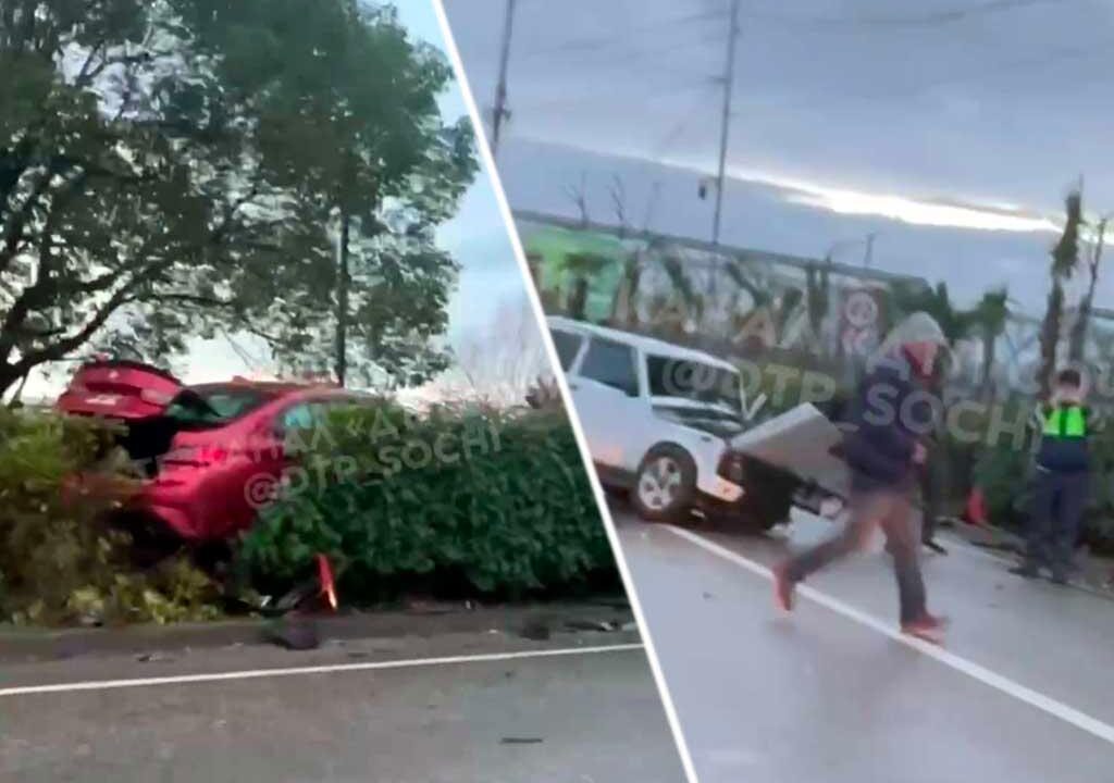 Столкновение автомобилей в Адлере: легковушка улетела в кусты