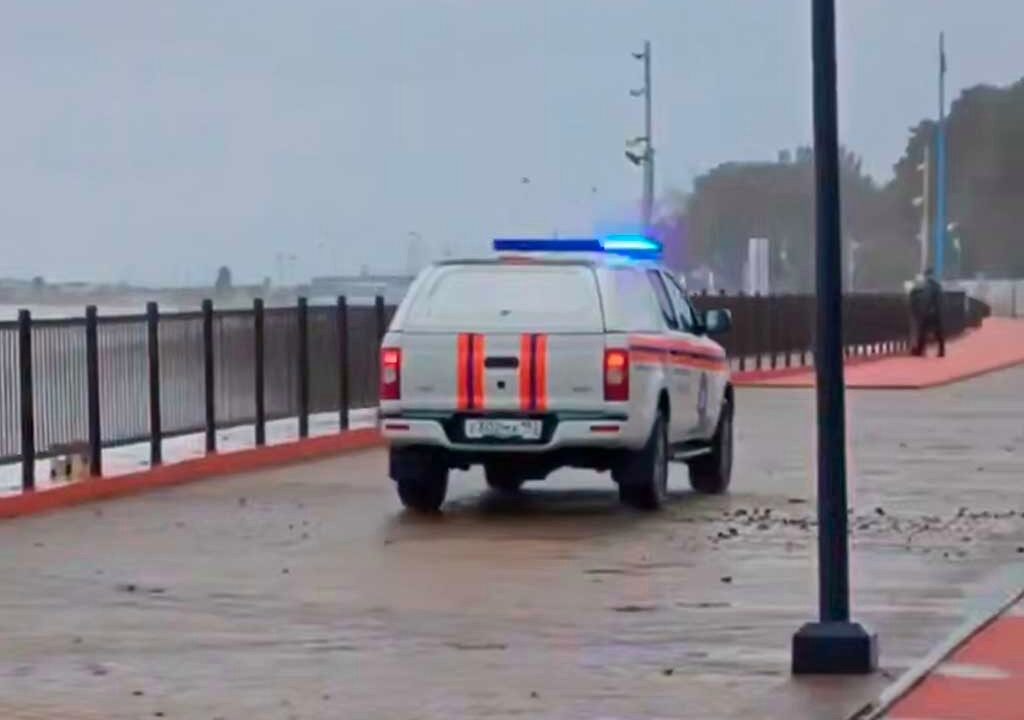 В Сочи отдыхающих просят покинуть набережные из-за шторма