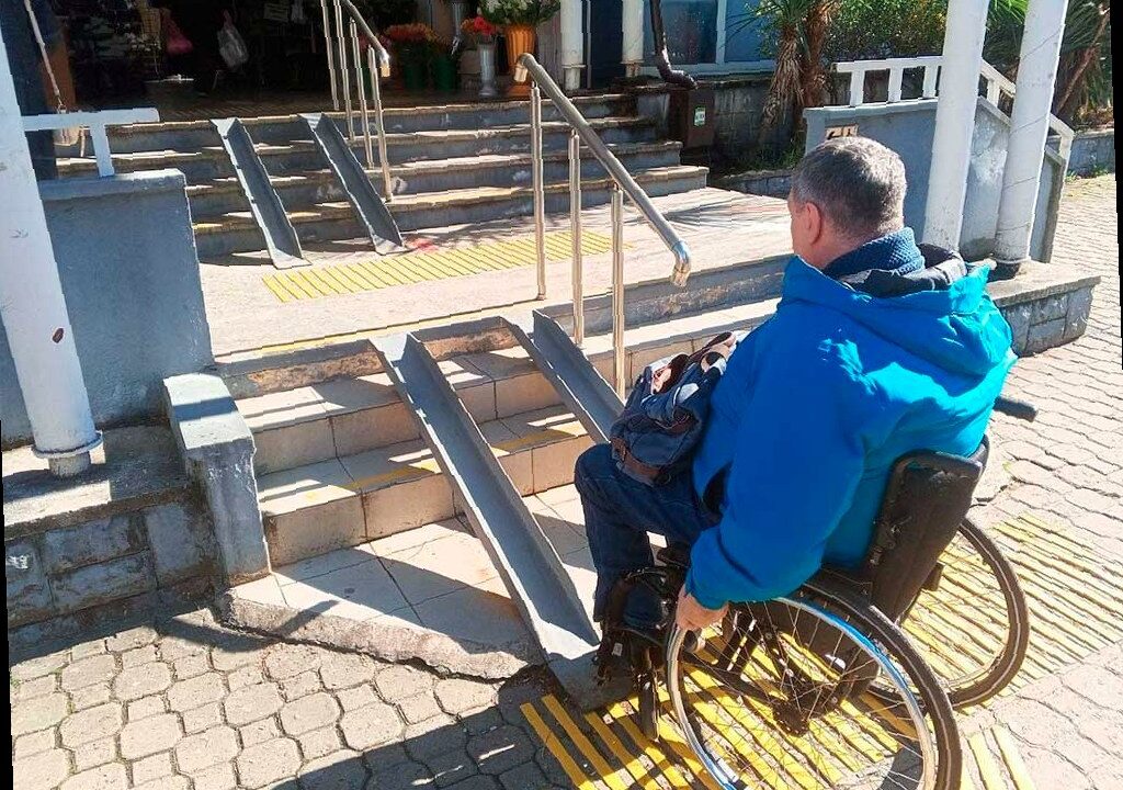 Магазины и кафе в центре Сочи проверили на доступность для маломобильн