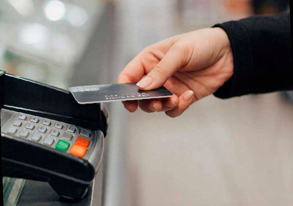 Экономия на sms: в Сочи женщина месяц расплачивалась чужой картой