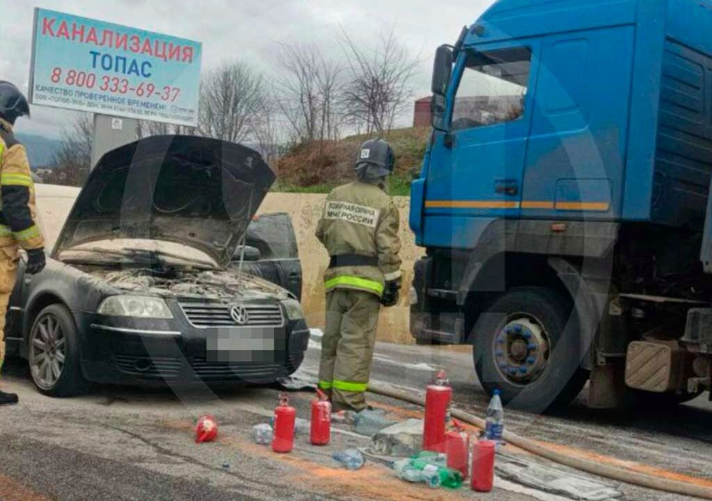 В Сочи на трассе загорелся автомобиль