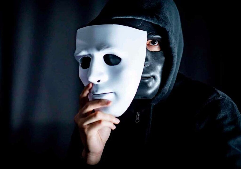 Новая схема обмана: мошенники выдают себя за налоговую и выманивают СМ