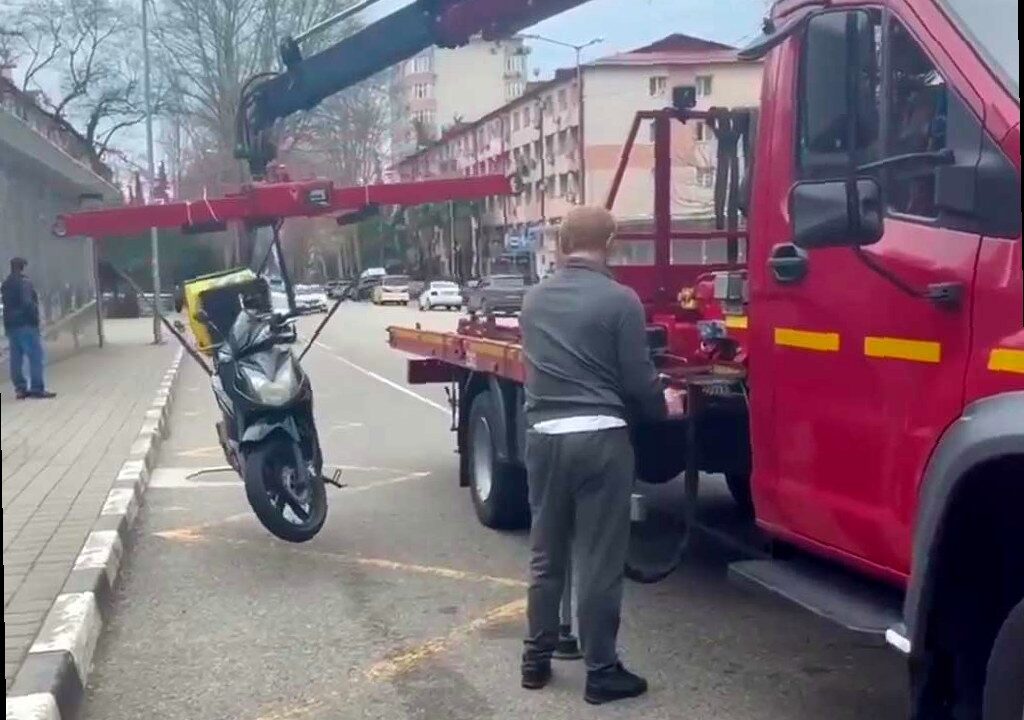 В Сочи подросток на мопеде без прав пытался убежать от полицейских