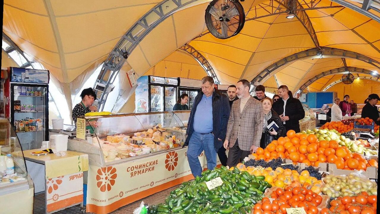 «Виктор Тепляков проверил работу ярмарки в Центральном районе Сочи»