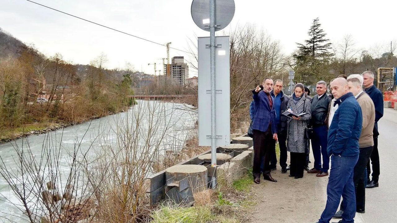«Виктор Тепляков проверил оползень на улице Краснодонская в Центральном районе Сочи»