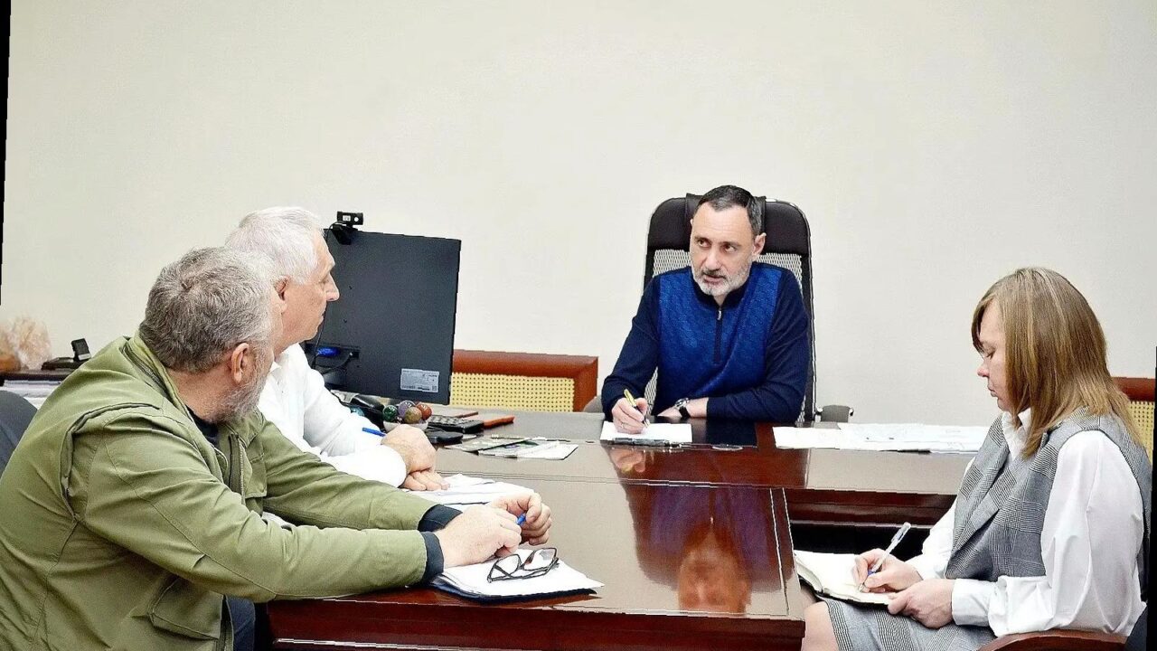 «Виктор Тепляков обсудил работу приюта для животных в Сочи»