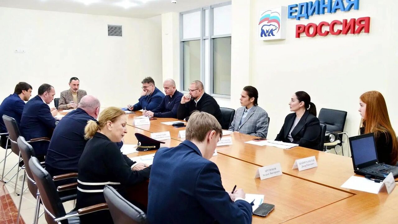 «Виктор Тепляков обсудил обновление железнодорожных путей у курортов»