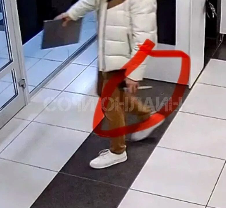 С ножом в офис: в центре Сочи мужчина устроил переполох в агентстве не