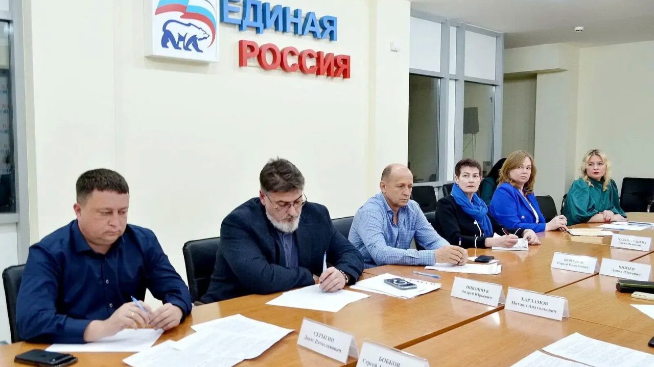 Виктор Тепляков провёл совещание по озеленению Сочи: что изменится