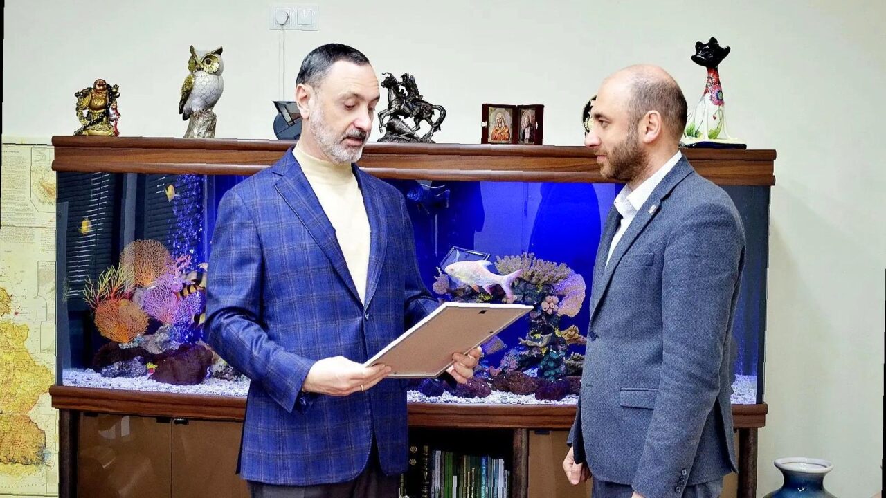 «Виктор Тепляков наградил заслуженных специалистов Сочи»